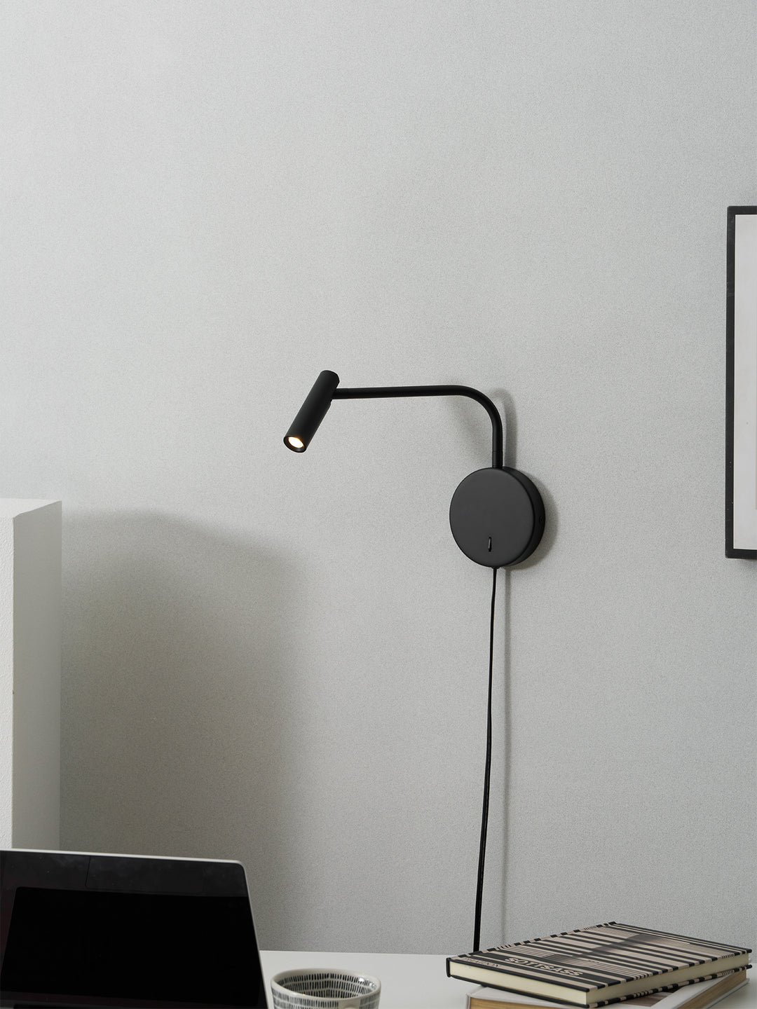 Minimalist Disc Plug-in Wall Sconce - Vakkerlight