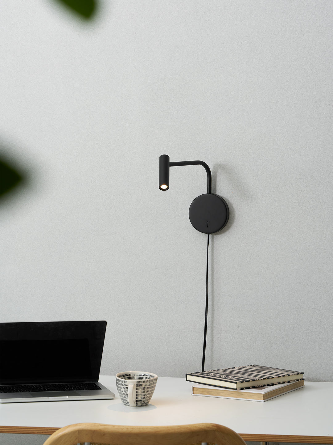 Minimalist Disc Plug-in Wall Sconce - Vakkerlight