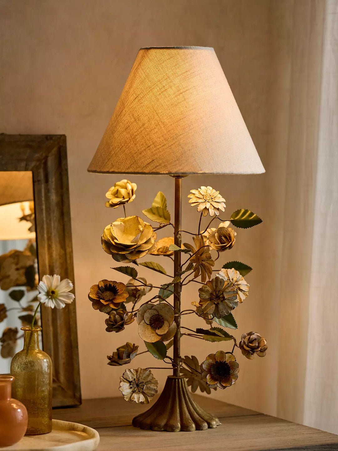 Sculpted Metal Floral Table Lamp - Vakkerlight