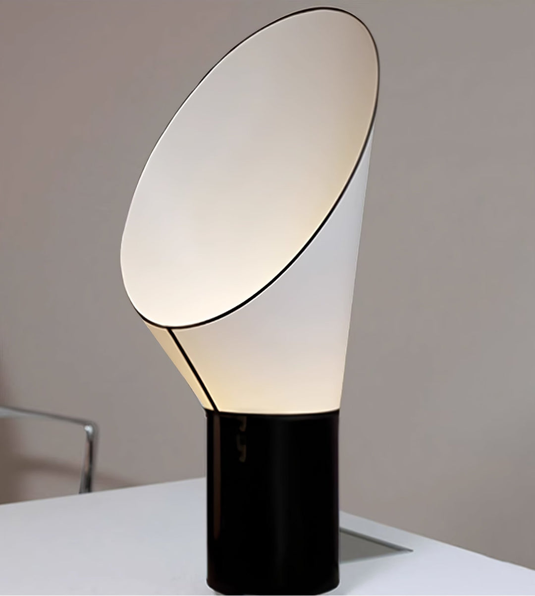 Artful Outline Table Lamp - Vakkerlight