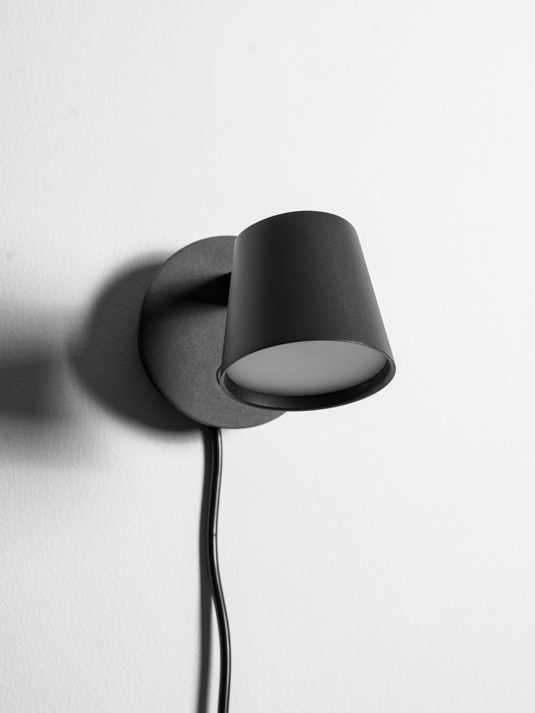 Tip Plug - In Wall Lamp - Vakkerlight