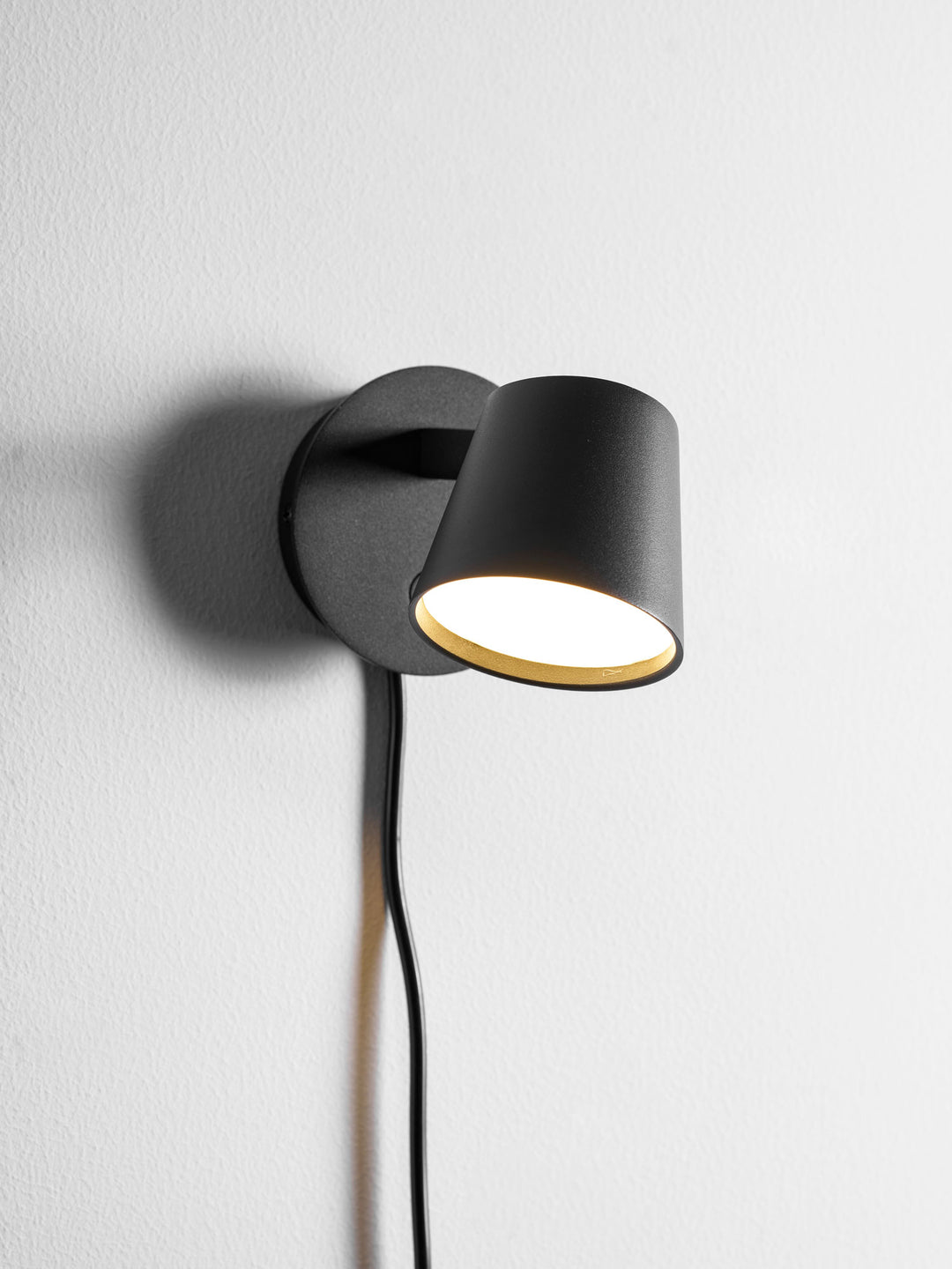 Tip Plug - In Wall Lamp - Vakkerlight