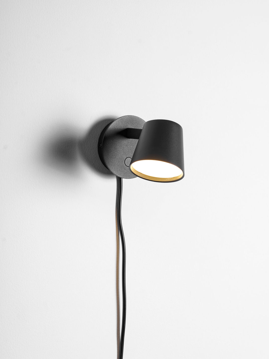 Tip Plug - In Wall Lamp - Vakkerlight