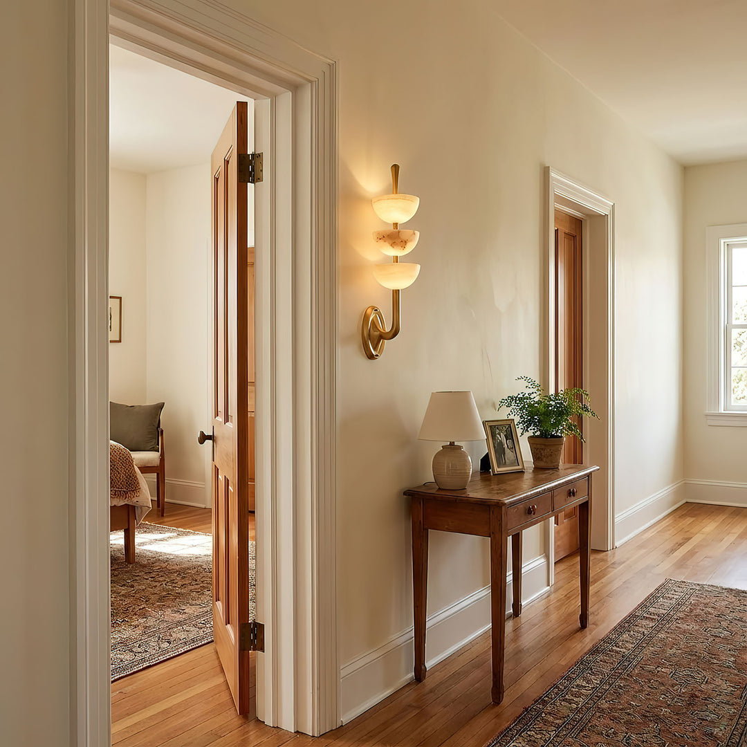 Drievoudige albasten wandlamp