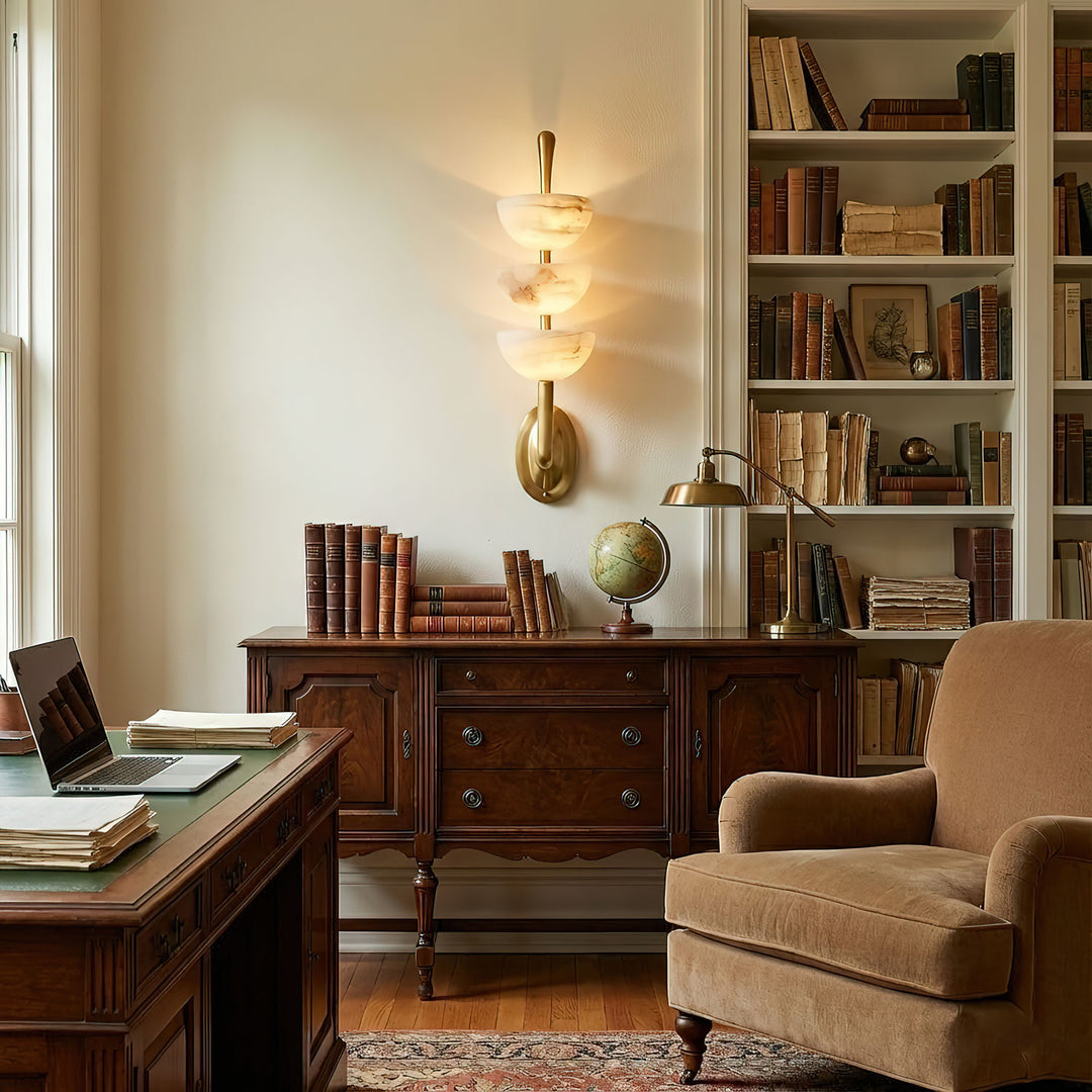 Drievoudige albasten wandlamp