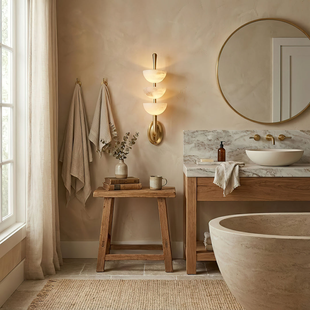 Drievoudige albasten wandlamp