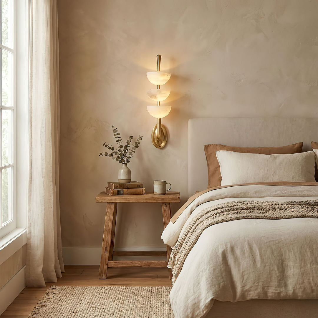 Drievoudige albasten wandlamp