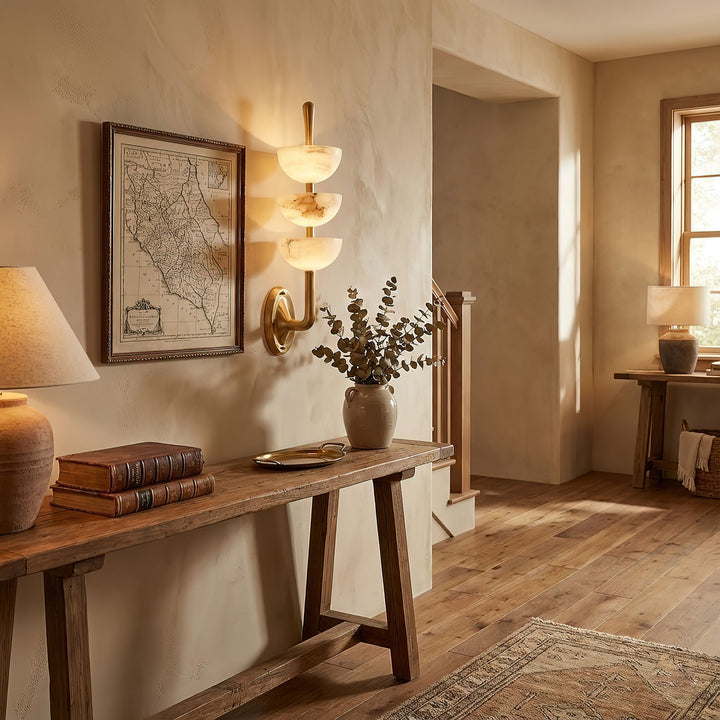 Drievoudige albasten wandlamp