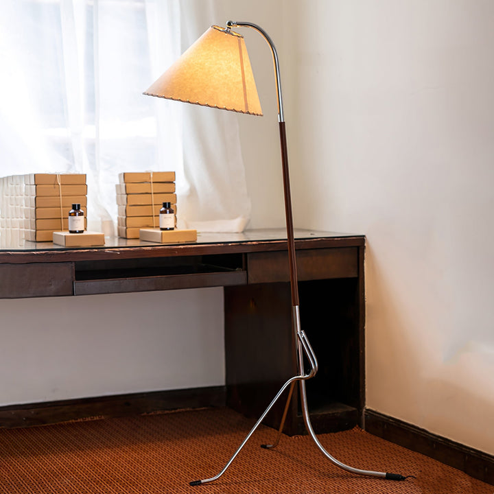 Tripod Arc Floor Lamp - Vakkerlight