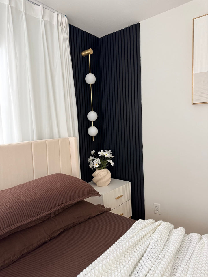 Wandleuchte mit vertikalen Kugeln