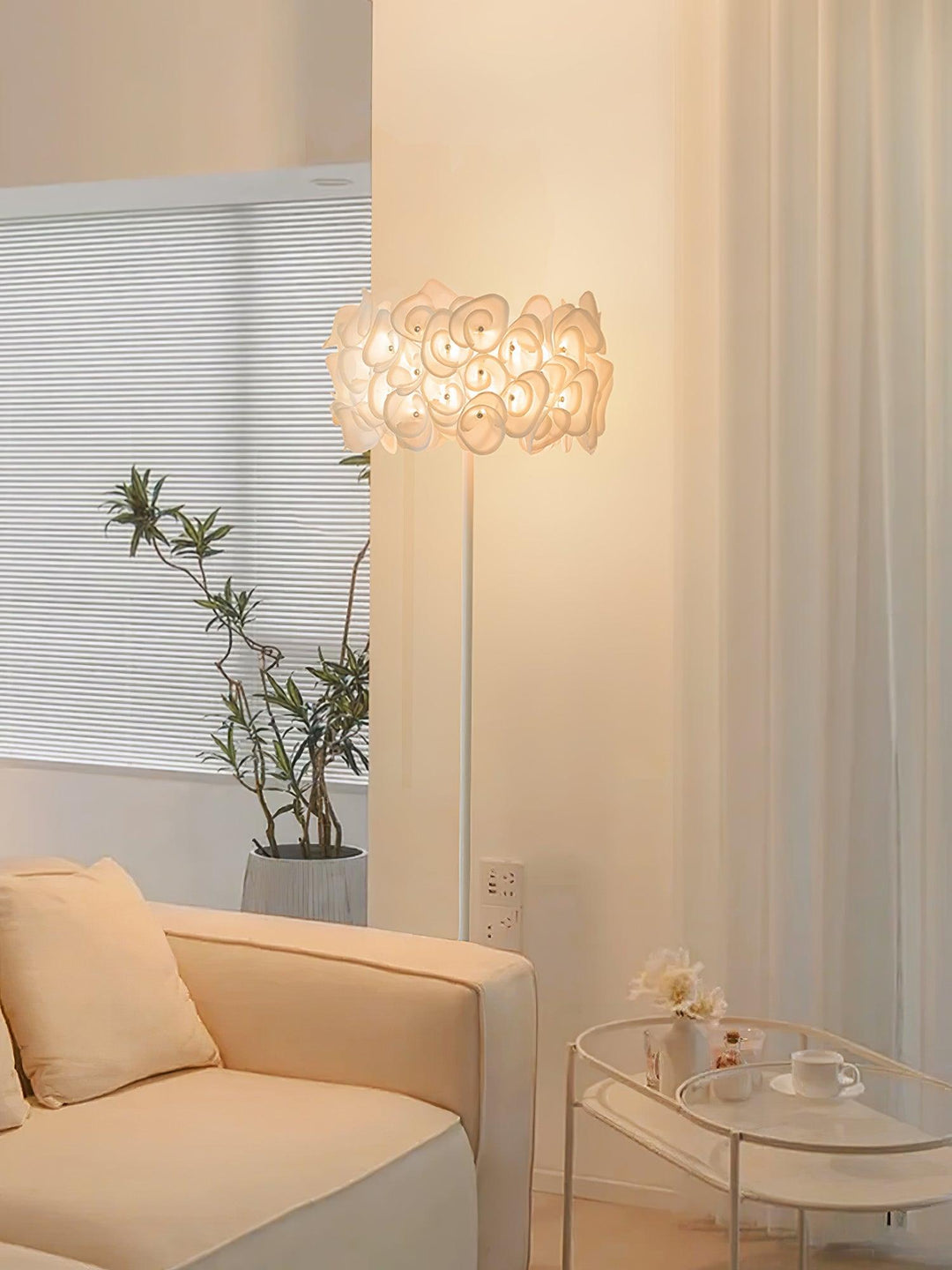 White Hydrangea Floor Lamp - Vakkerlight