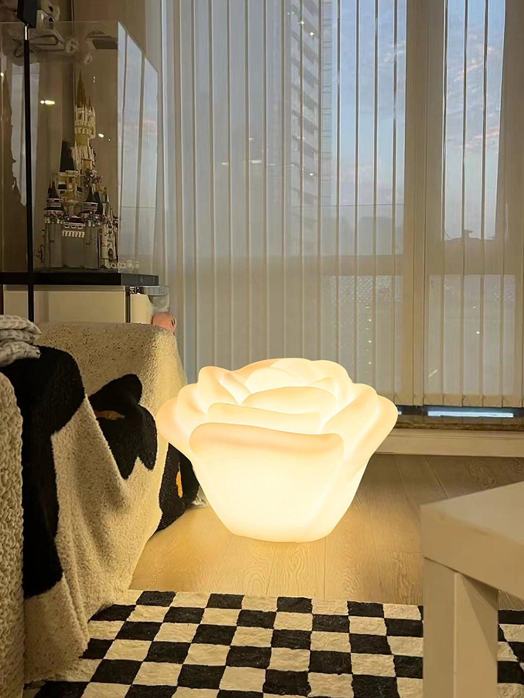 White Rose Shaped LED Table Lamp - Vakkerlight