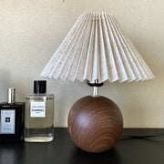 Lámpara de mesa plisada de madera