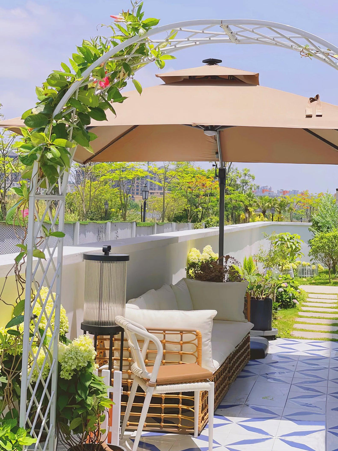 Lantern Garden Solar Outdoor Light - Vakkerlight