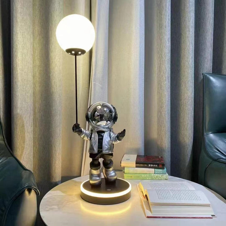 Astronaut and Planet Lamp - Vakkerlight