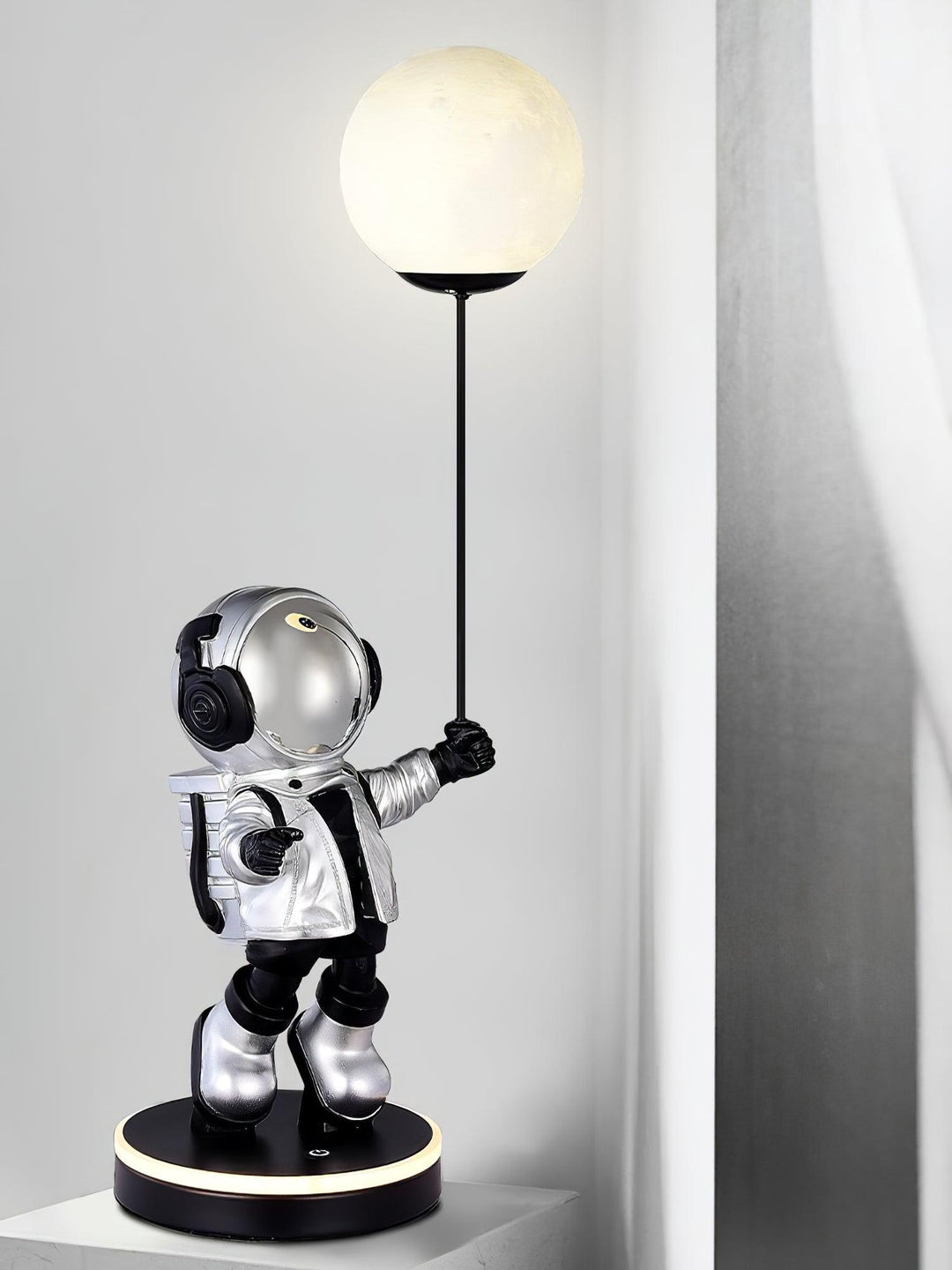 Astronaut and Planet Lamp - Vakkerlight