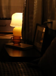 مصباح طاولة بالفطر الكريمي