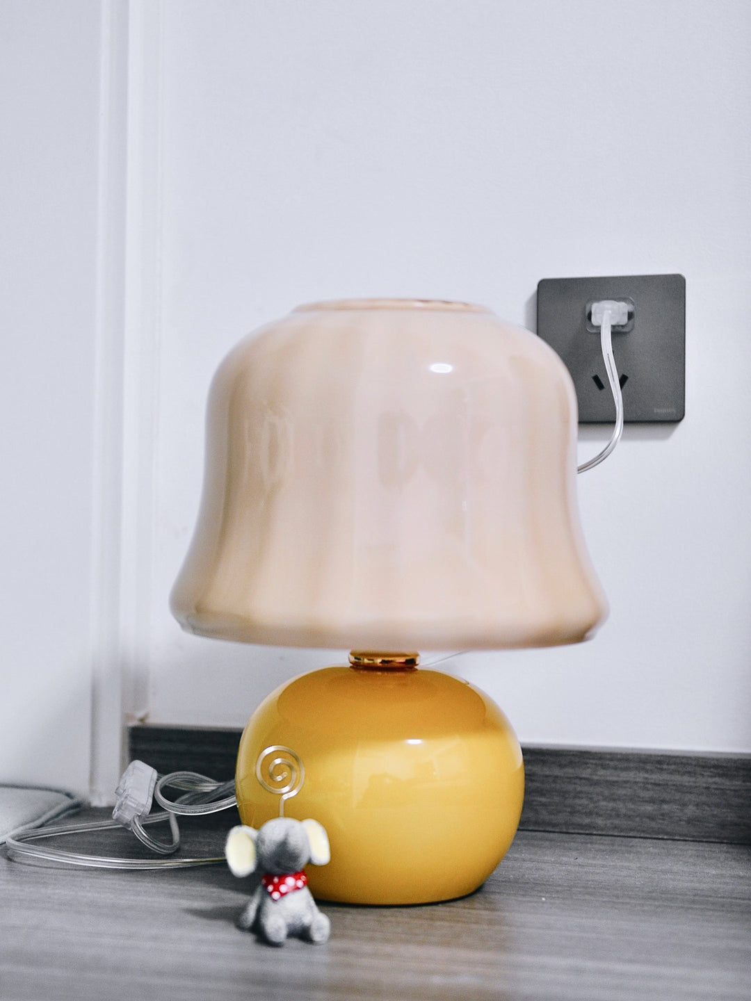 Creamy Mushroom Table Lamp - Vakkerlight