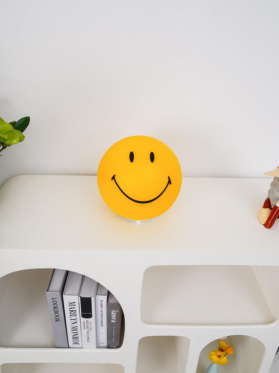 Smiling Table Lamp - Vakkerlight