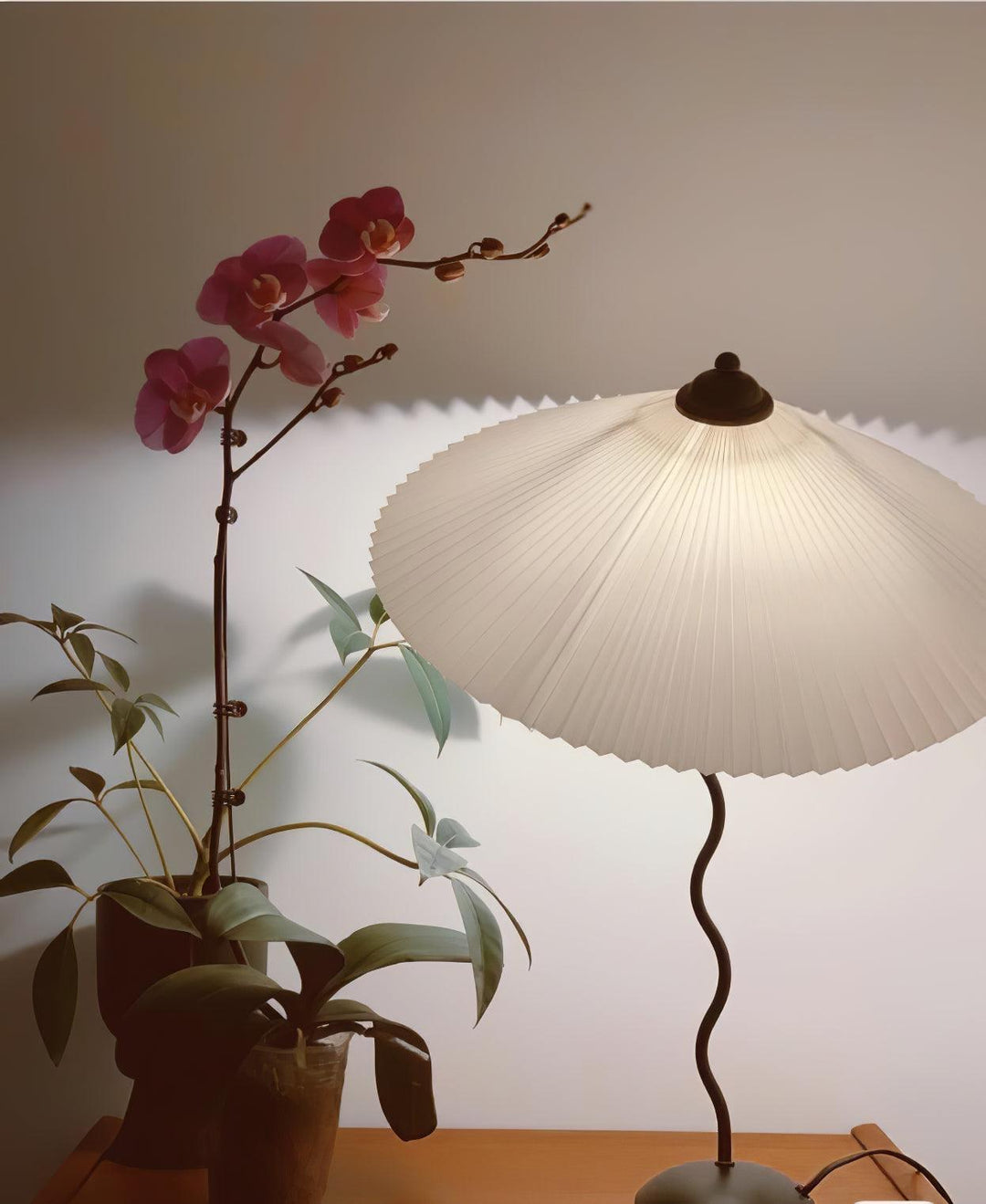 Pleated Hat Table Lamp - Vakkerlight