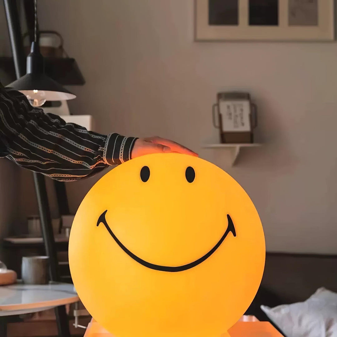 Smiling Table Lamp - Vakkerlight