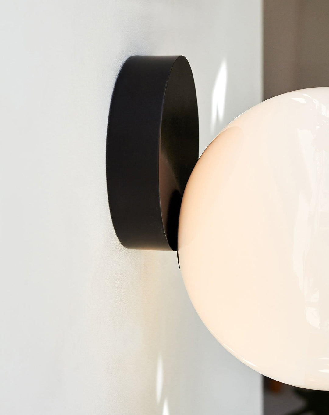 Tip of The Tongue Wall Lamp - Vakkerlight