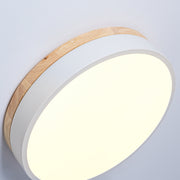 Weiße runde Deckenlampe aus Holz